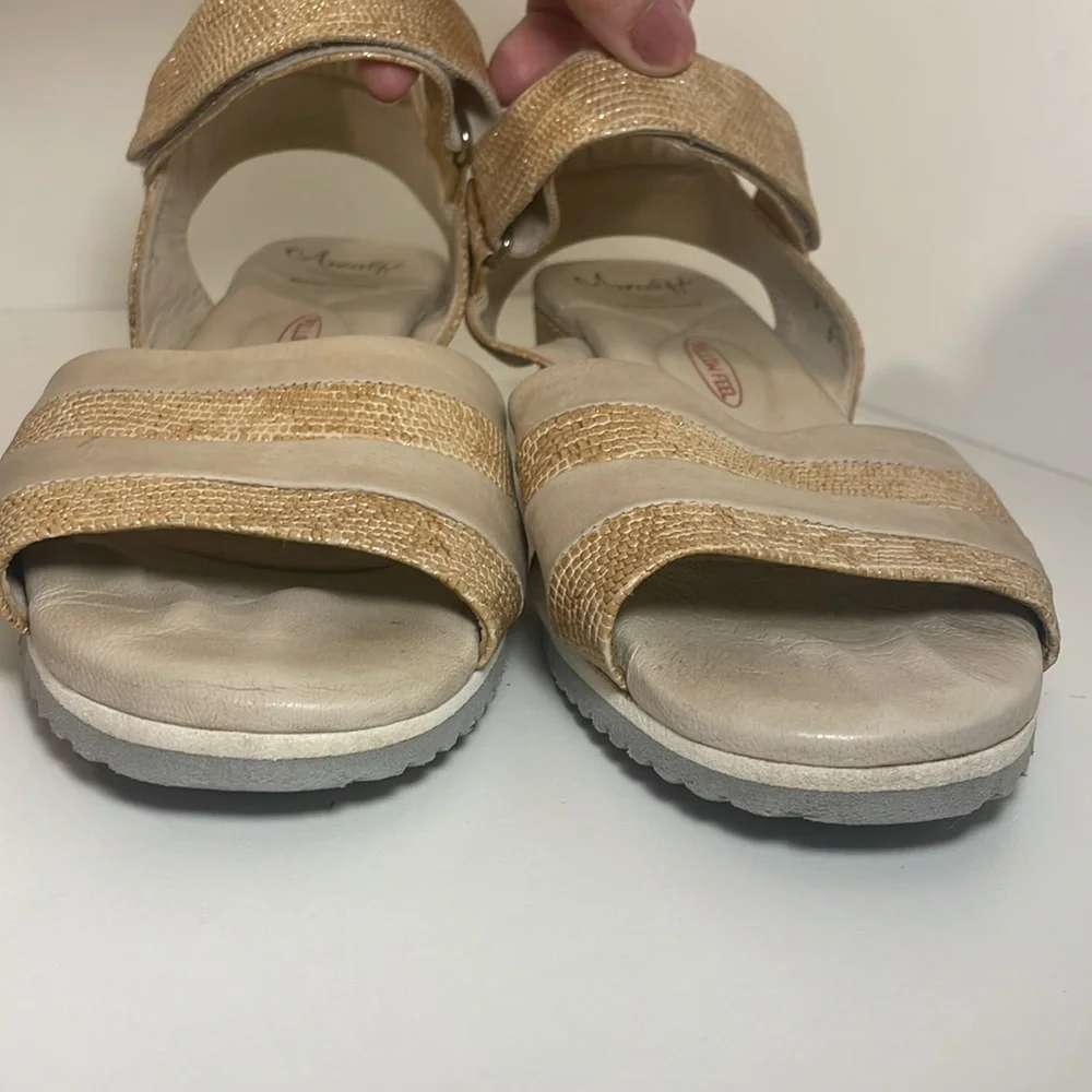 Amalfi by Rangoni Cream & Gold Leather Wedge Sandal Made in Italy Size 9 N EUC